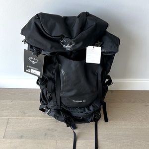 NWT Osprey Kestrel 38 - Perfect for quick overnights or big days out - Black